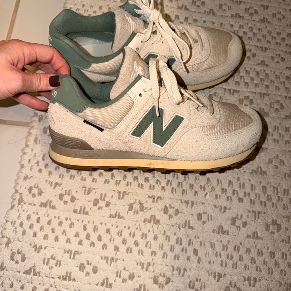 {New Balance} - Picture 2 of 2